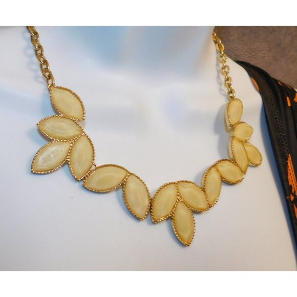 Retro Cream Shimmer Floral Leaf Costume Necklace - Picture 1 of 4